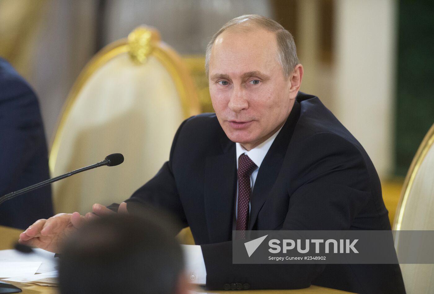 Vladimir Putin meets with authors of new text-book concept for schools