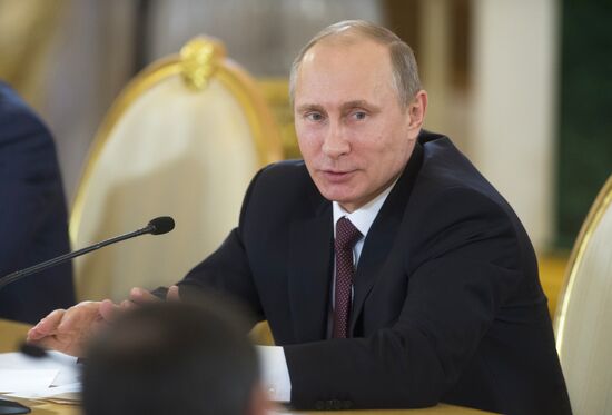 Vladimir Putin meets with authors of new text-book concept for schools