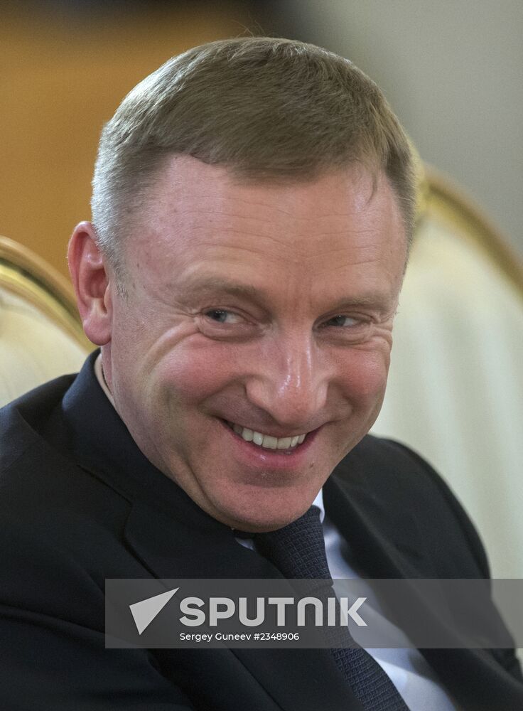 Vladimir Putin meets with authors of new text-book concept for schools