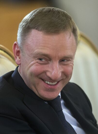 Vladimir Putin meets with authors of new text-book concept for schools