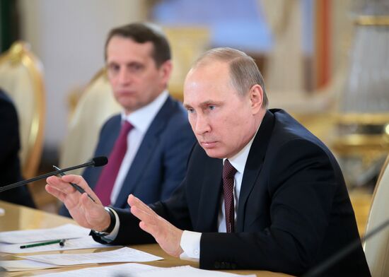 Vladimir Putin meets with authors of new text-book concept for schools
