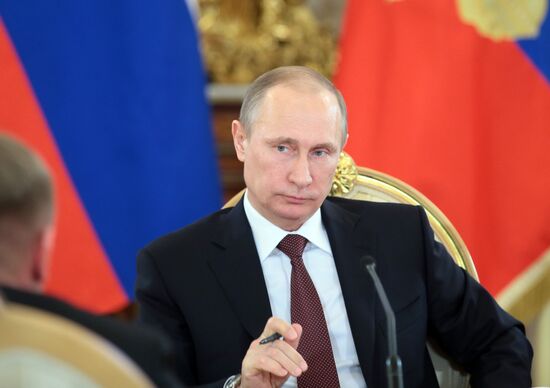 Vladimir Putin meets with authors of new text-book concept for schools