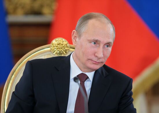 Vladimir Putin meets with authors of new text-book concept for schools
