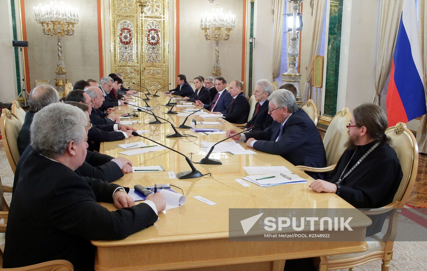 Vladimir Putin meets with authors of new text-book concept for schools