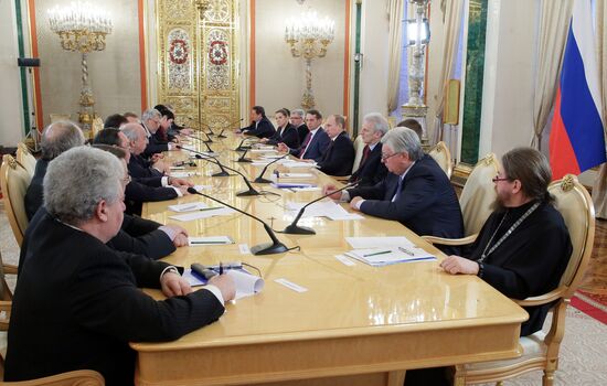 Vladimir Putin meets with authors of new text-book concept for schools