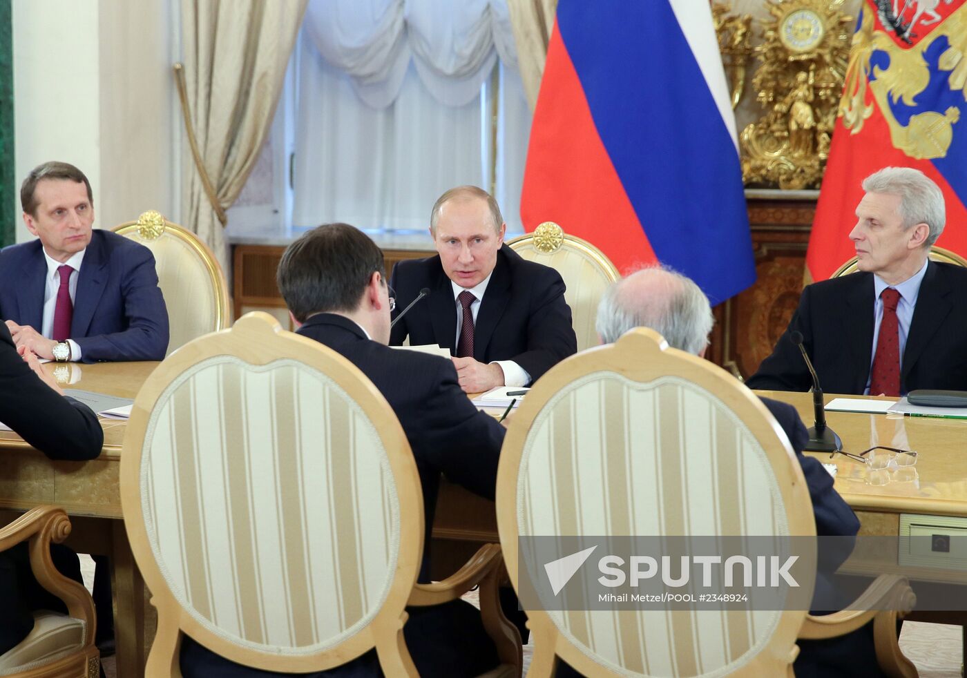 Vladimir Putin meets with authors of new text-book concept for schools