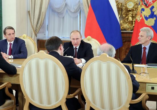 Vladimir Putin meets with authors of new text-book concept for schools
