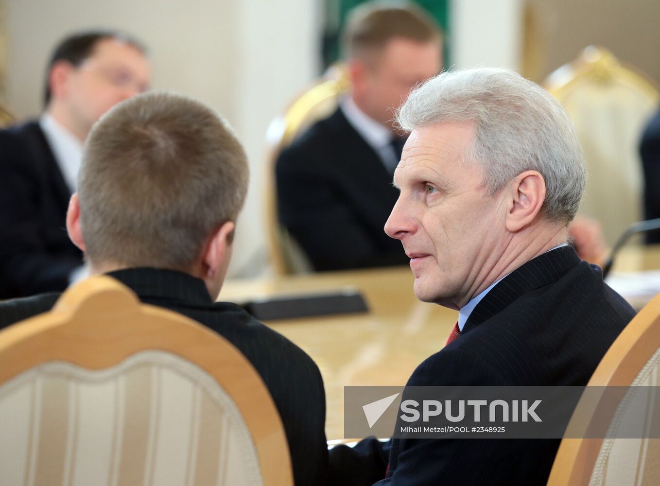 Vladimir Putin meets with authors of new text-book concept for schools