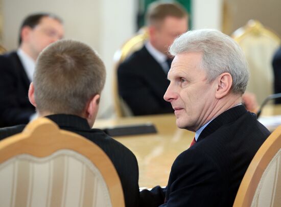 Vladimir Putin meets with authors of new text-book concept for schools