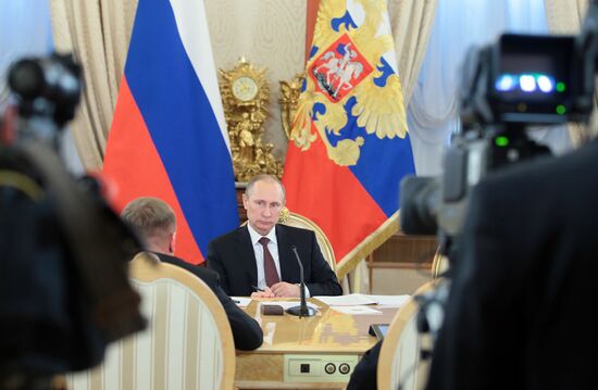 Vladimir Putin meets with authors of new text-book concept for schools
