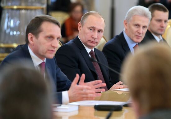 Vladimir Putin meets with authors of new text-book concept for schools