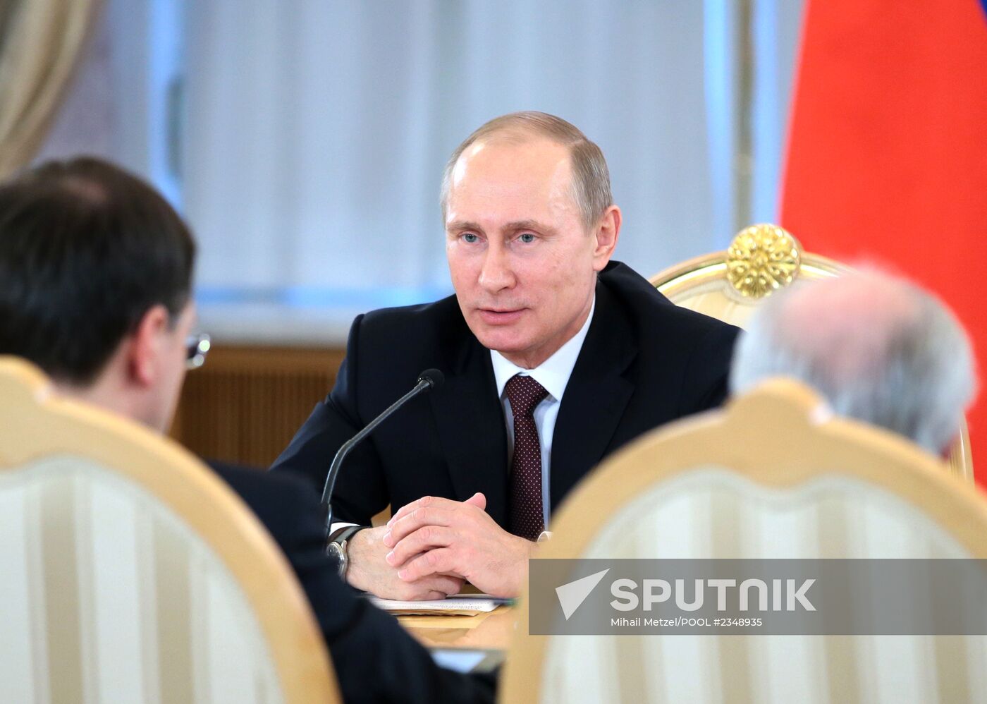 Vladimir Putin meets with authors of new text-book concept for schools