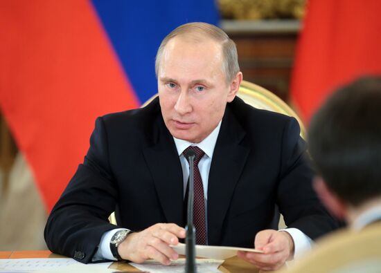 Vladimir Putin meets with authors of new text-book concept for schools