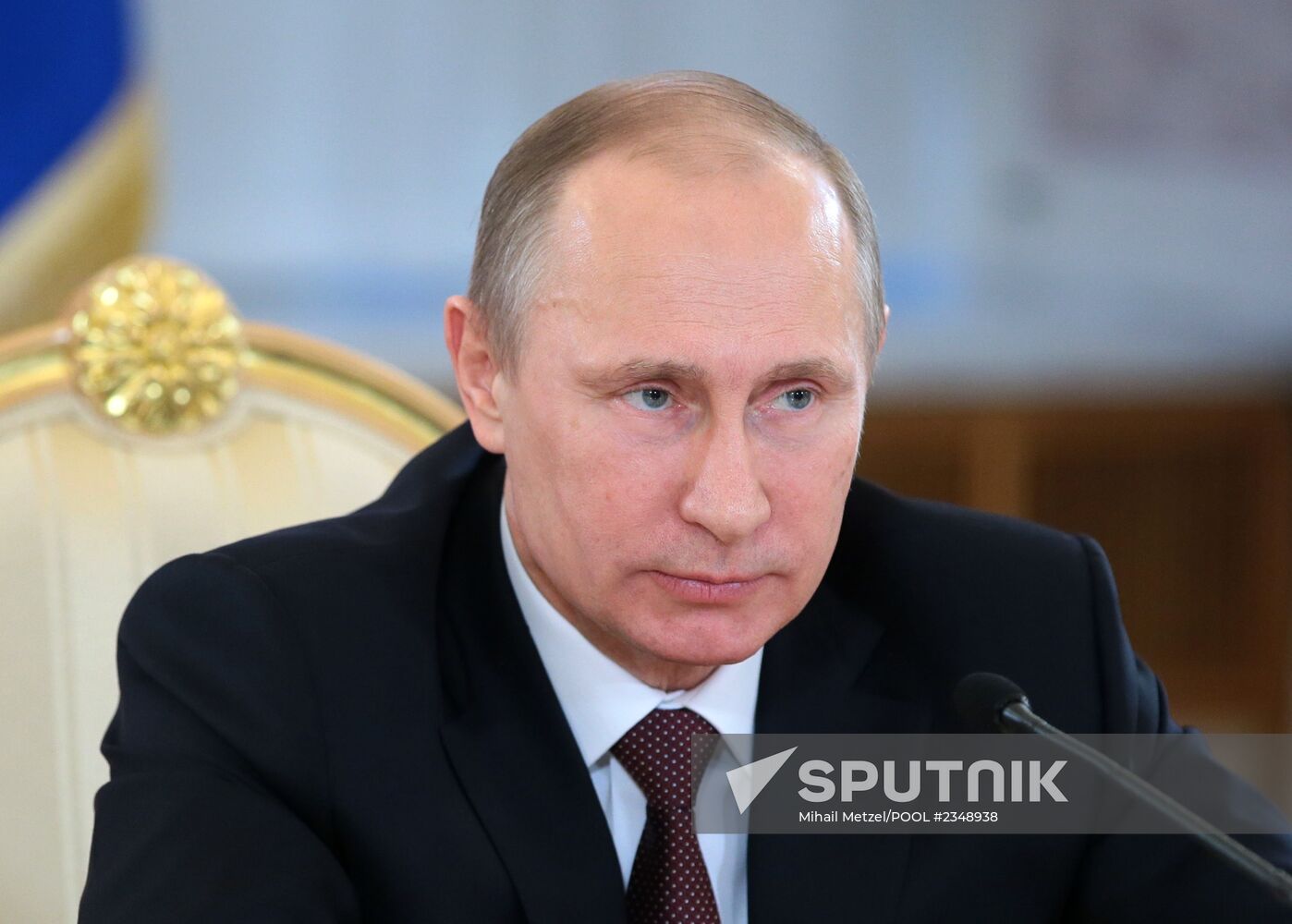 Vladimir Putin meets with authors of new text-book concept for schools