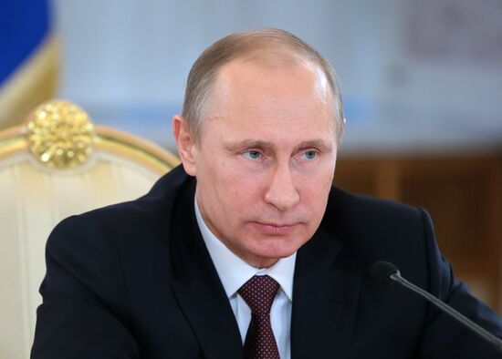 Vladimir Putin meets with authors of new text-book concept for schools