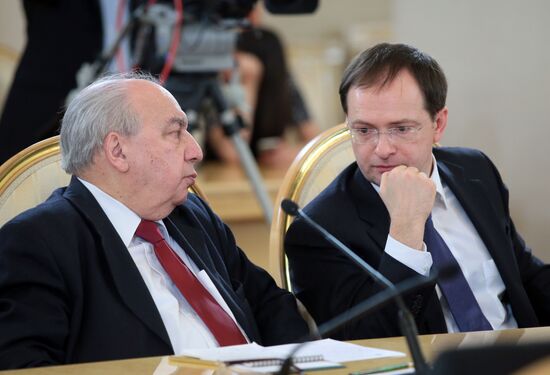 Vladimir Putin meets with authors of new text-book concept for schools