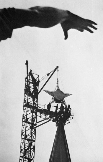 Installing the star on the Kremlin's Spasskaya Tower