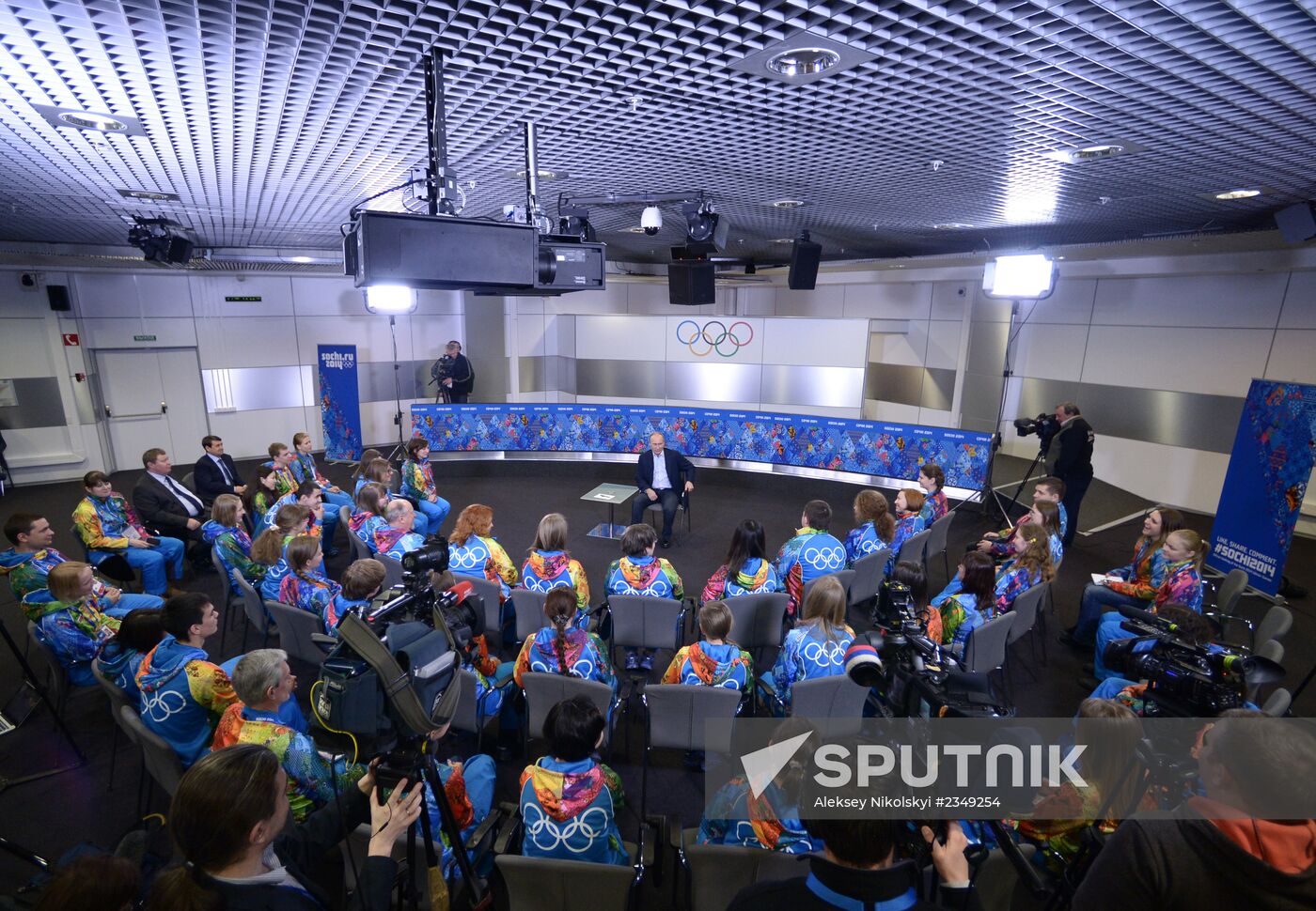 Vladimir Putin meets with Sochi 2014 Olympic volunteers