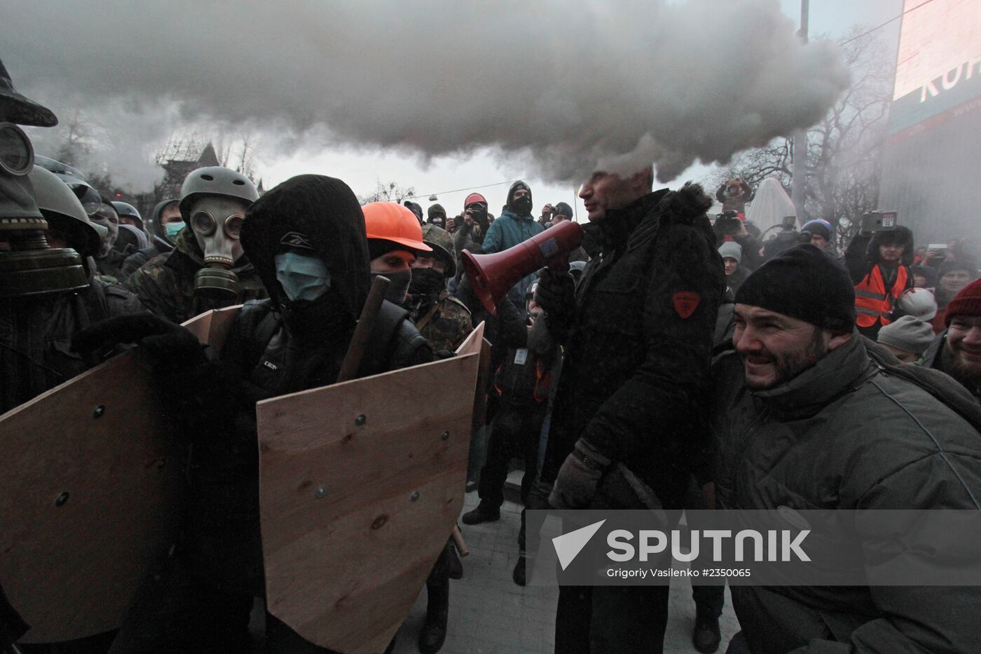 Confrontation between opposition and police in Kiev