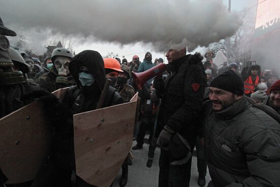 Confrontation between opposition and police in Kiev