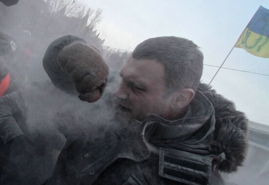 Confrontation between opposition and police in Kiev