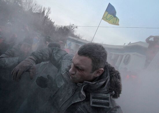 Confrontation between opposition and police in Kiev