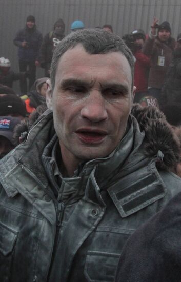 Confrontation between opposition and police in Kiev
