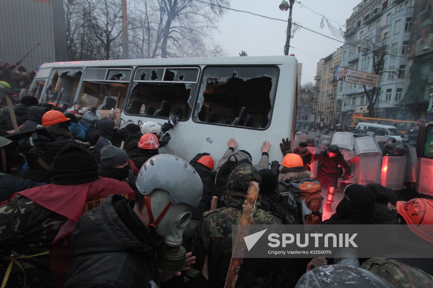 Confrontation between opposition and police in Kiev