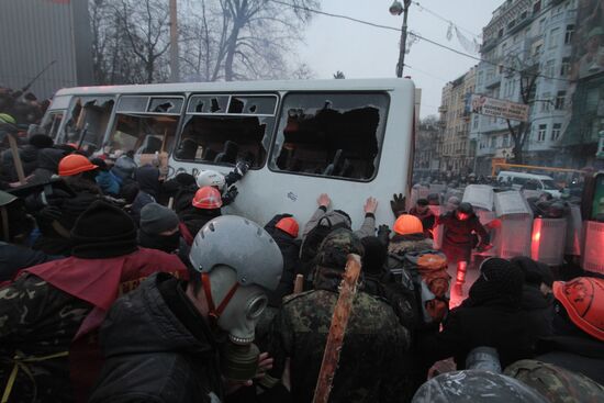 Confrontation between opposition and police in Kiev