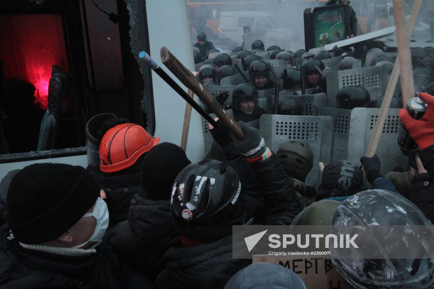 Confrontation between opposition and police in Kiev