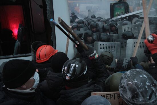 Confrontation between opposition and police in Kiev