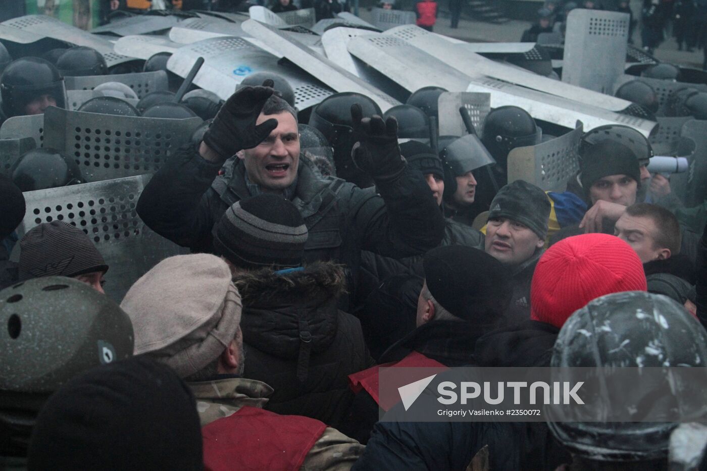 Confrontation between opposition and police in Kiev