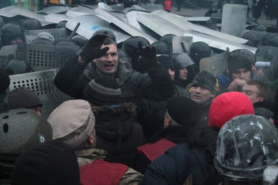 Confrontation between opposition and police in Kiev