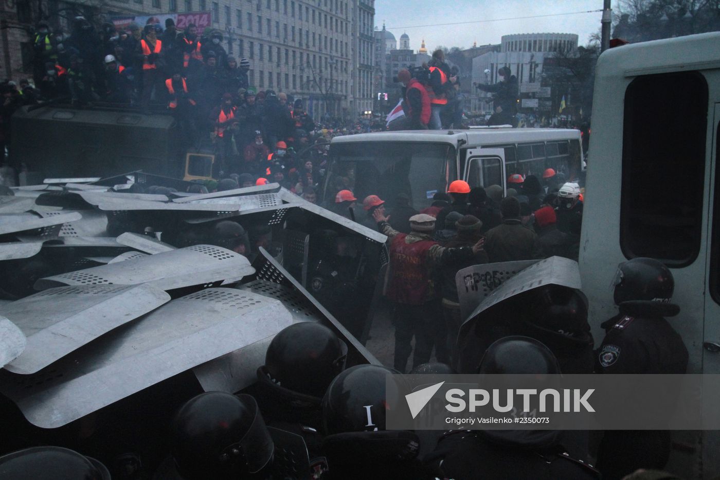 Confrontation between opposition and police in Kiev