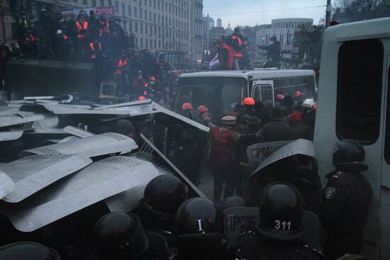 Confrontation between opposition and police in Kiev