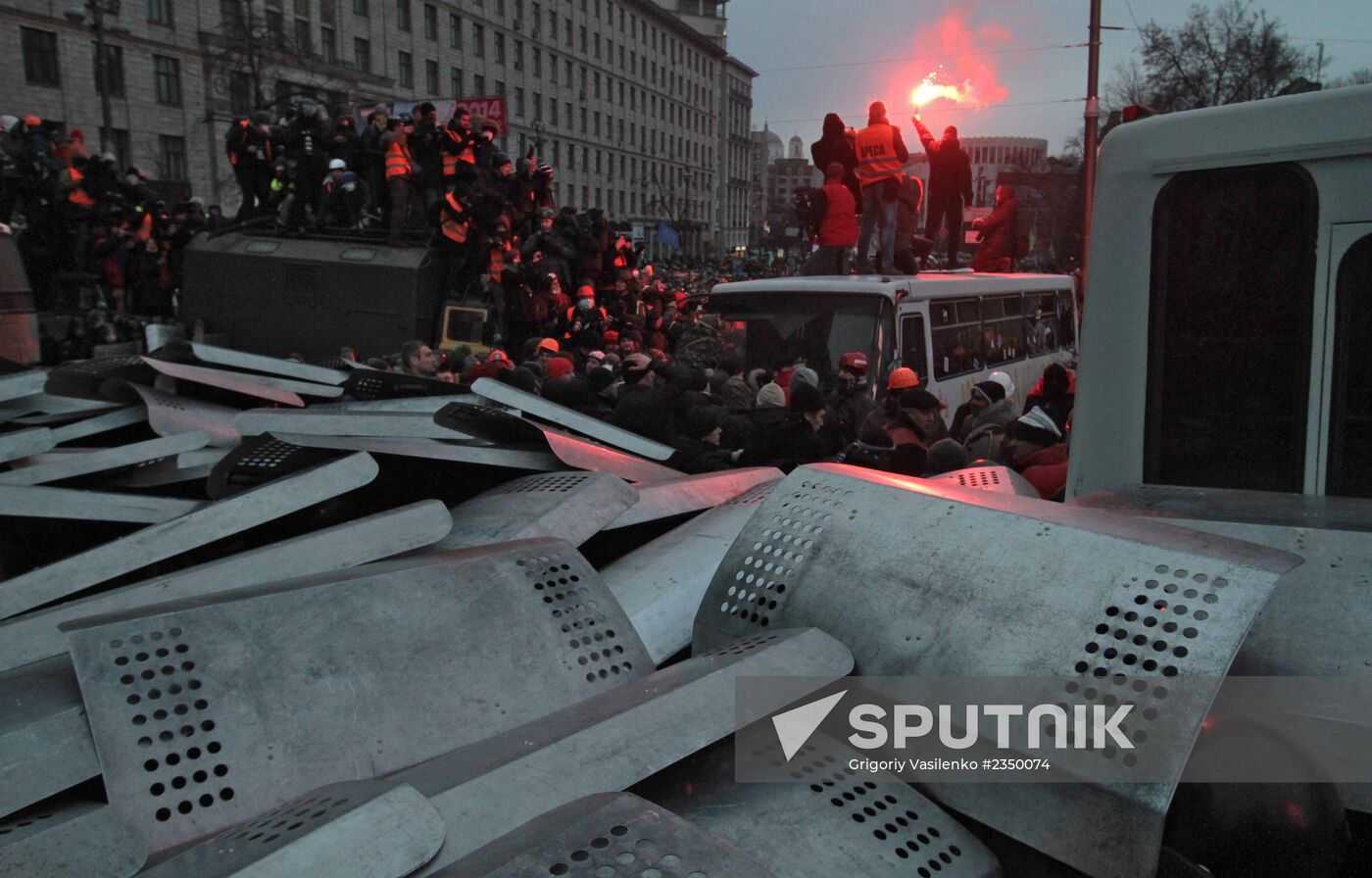 Confrontation between opposition and police in Kiev
