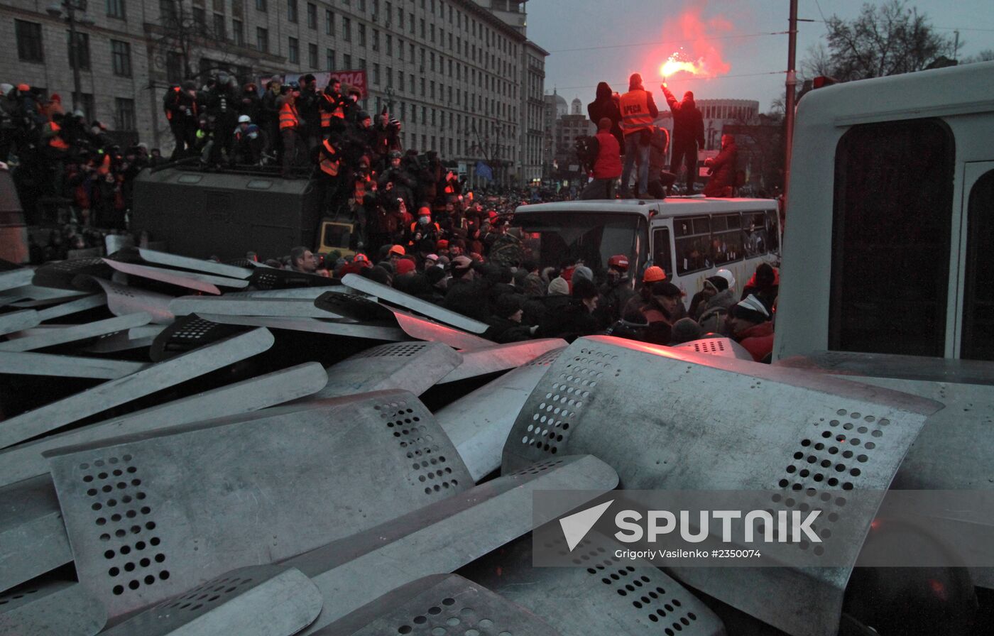 Confrontation between opposition and police in Kiev