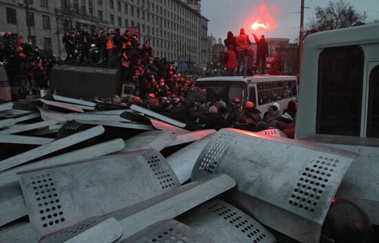 Confrontation between opposition and police in Kiev