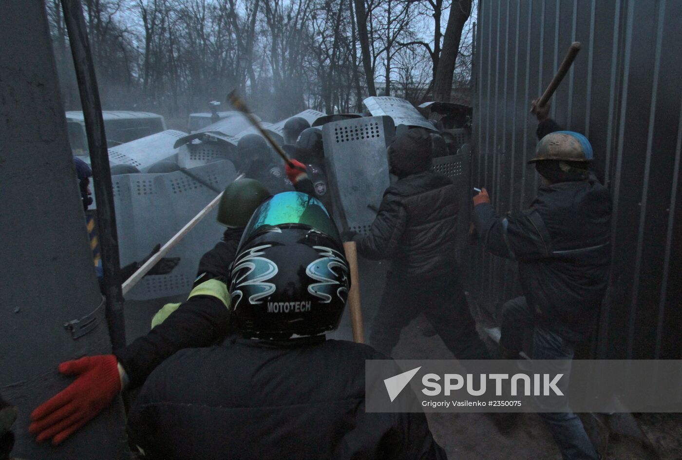 Confrontation between opposition and police in Kiev