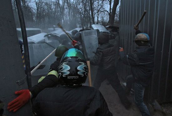 Confrontation between opposition and police in Kiev