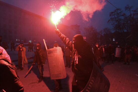 Confrontation between opposition and police in Kiev