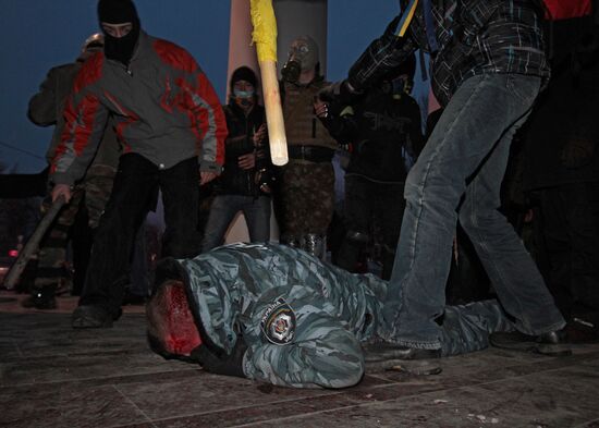 Confrontation between opposition and police in Kiev