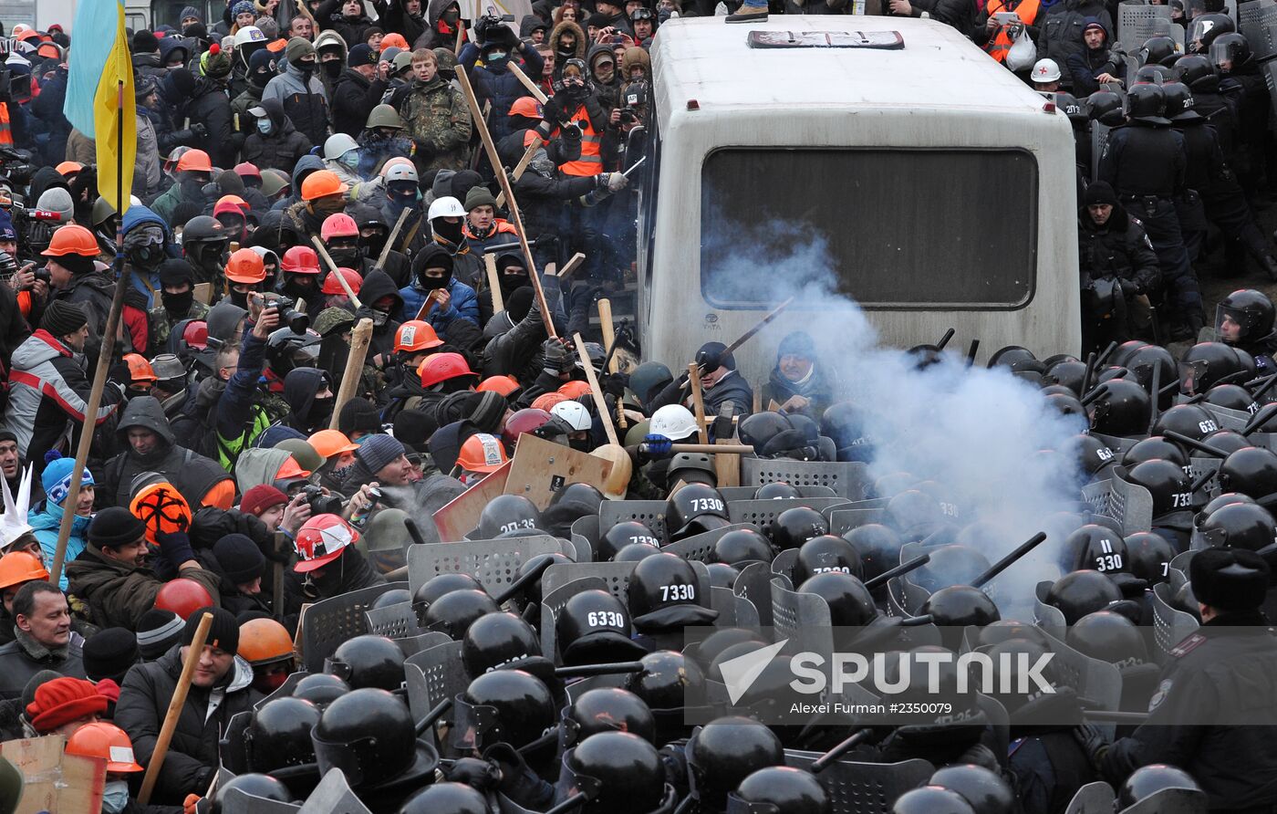 Confrontation between opposition and police in Kiev