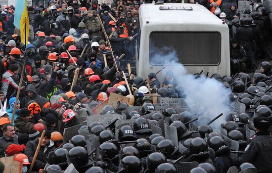 Confrontation between opposition and police in Kiev