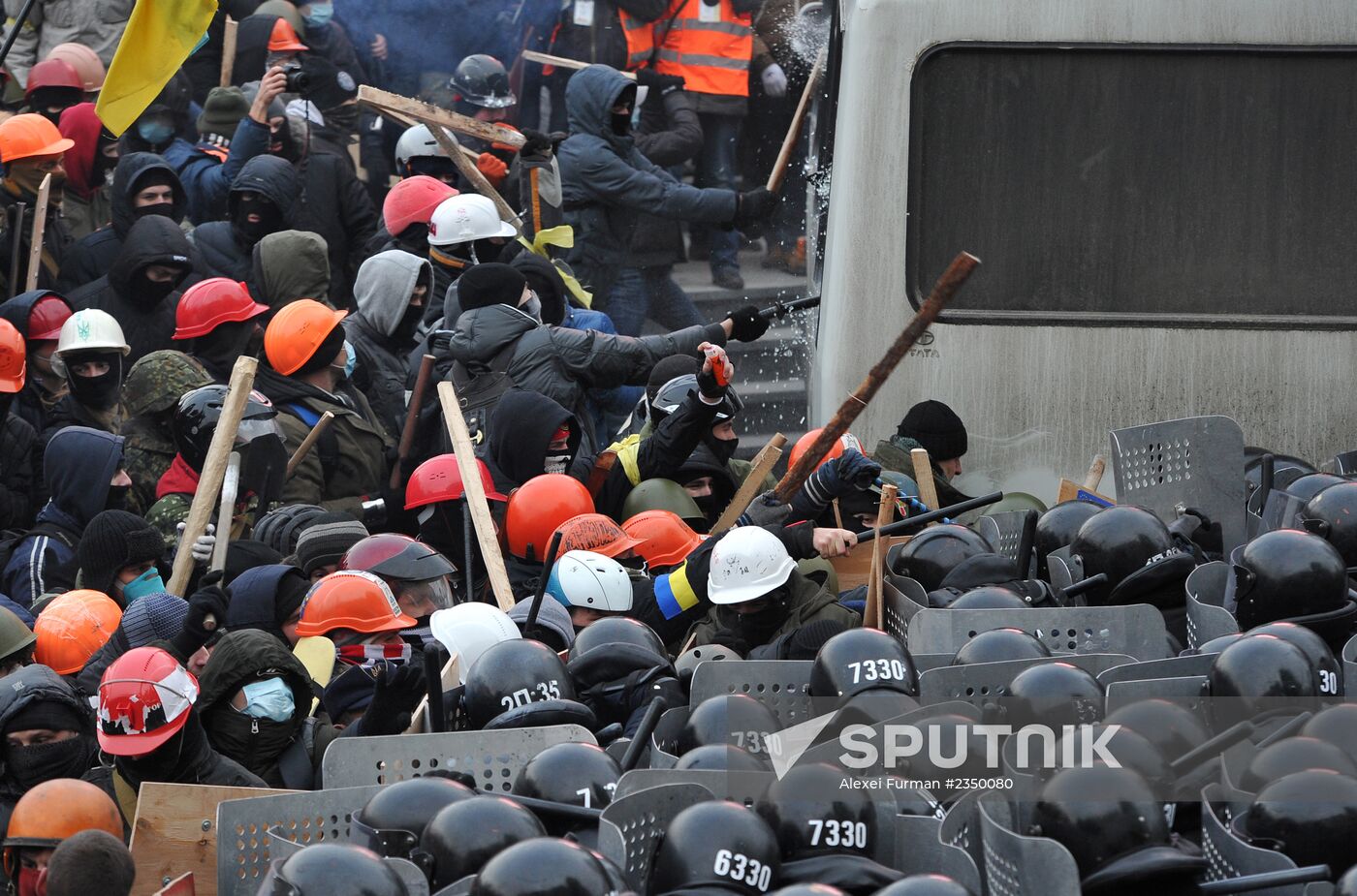 Confrontation between opposition and police in Kiev