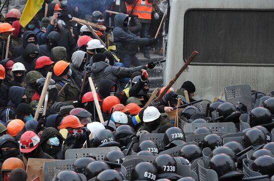 Confrontation between opposition and police in Kiev
