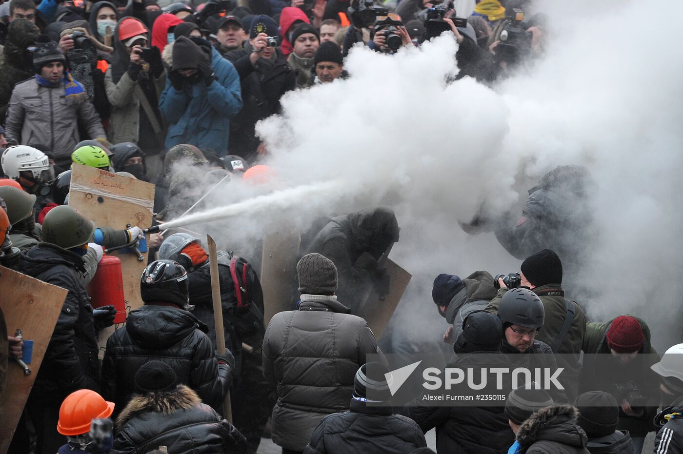 Confrontation between opposition and police in Kiev