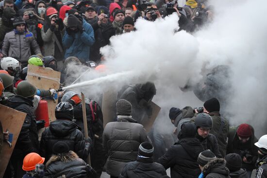 Confrontation between opposition and police in Kiev