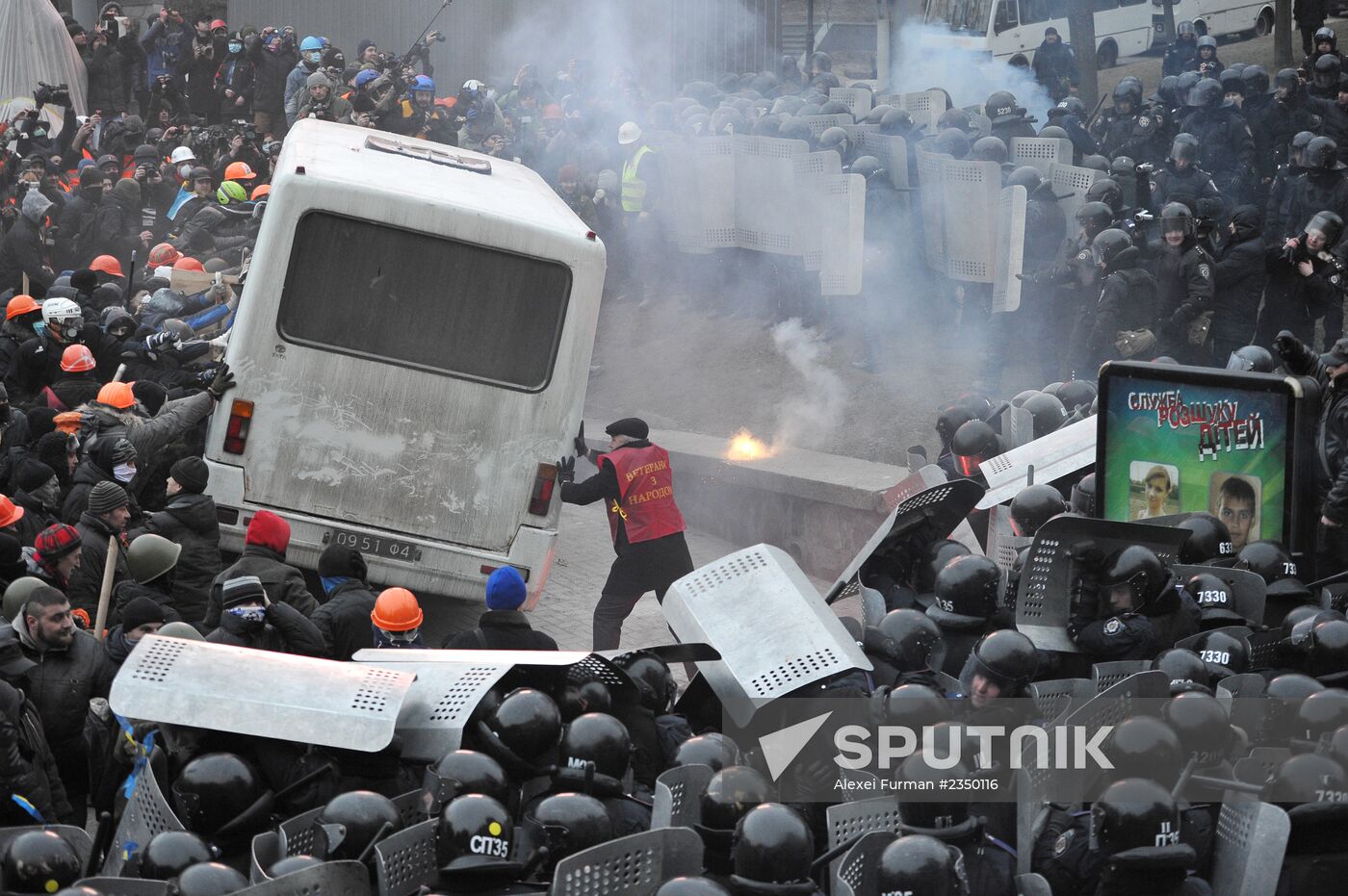 Confrontation between opposition and police in Kiev