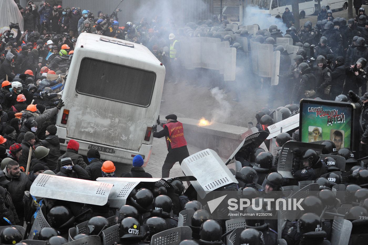 Confrontation between opposition and police in Kiev